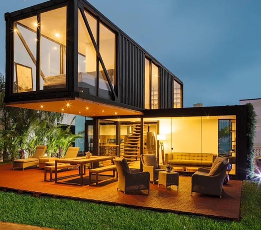 Referência de habitação modular com espaços interiores e terraço